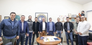 &Sigma;&upsilon;&nu;&epsilon;&rho;&gamma;&alpha;&sigma;ί&alpha; &gamma;&iota;&alpha; &tau;&eta;&nu; &epsilon;&pi;ί&lambda;&upsilon;&sigma;&eta; &pi;&rho;&omicron;&beta;&lambda;&eta;&mu;ά&tau;&omega;&nu;